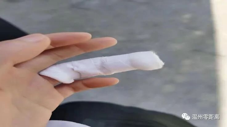 DƬ